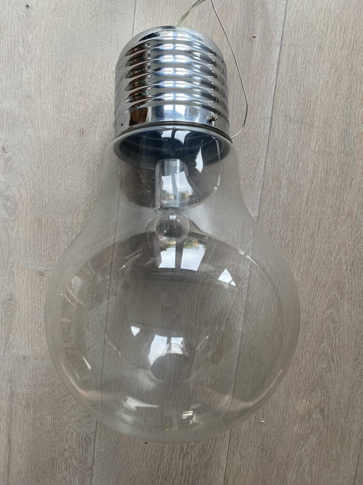 Grote lamp in vorm van gloeilamp - modern design