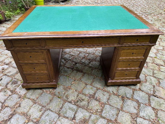 Image 1 of Scrivania da ministro/a per partner, 160x120 cm, mogano e rovere. 15 cassetti. Inglese.