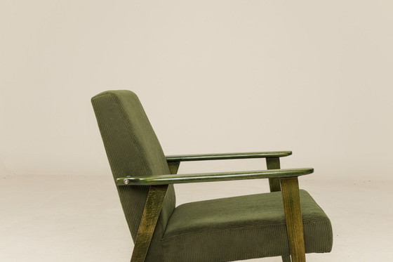 Image 1 of Vintage loungestoel van olijfgroen corduroy, groen hout, mid-century design, 1960.