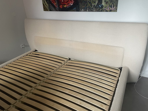 Molteni & Co bed van 180x200 cm met lattenbodem en matras