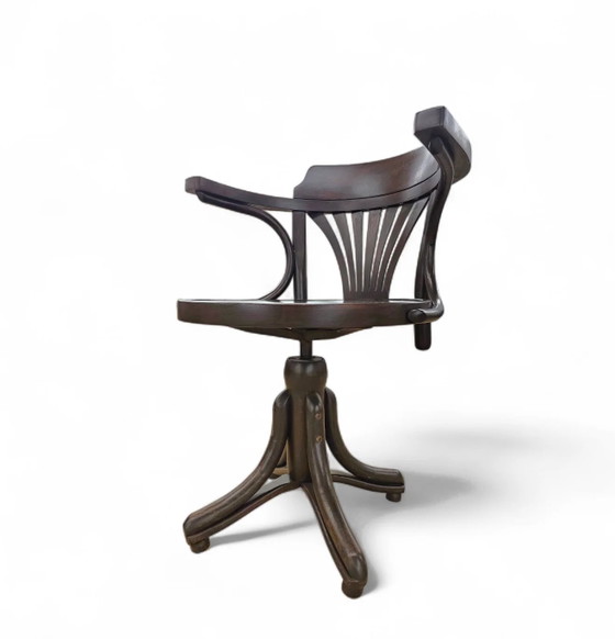 Silla de escritorio giratoria de madera curvada estilo Viennese Secessionist / Art Nouveau

Ancho 60 (photo 6 of 14)