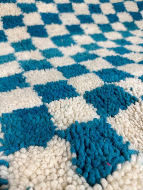 Image 1 of Tapis marocain moderne à carreaux bleus et crème 300 x 200 cm – Dimensions sur mesure