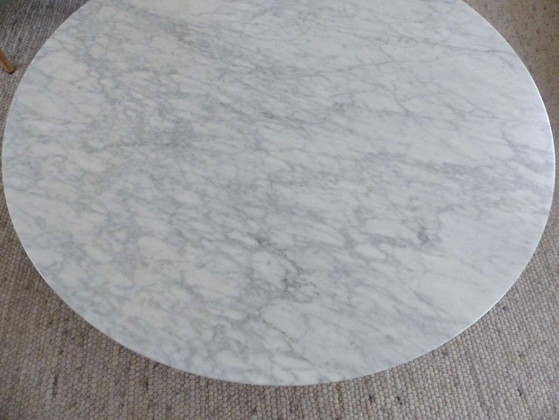 Image 1 of "Grasshopper Coffee Table" in satin-finish Statuarietto marble by Knoll, designed by Piero Lissoni - 120 cm