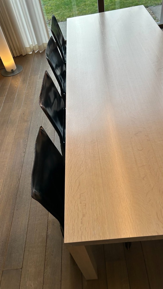 Image 1 of Stilvoller Esstisch aus Holz