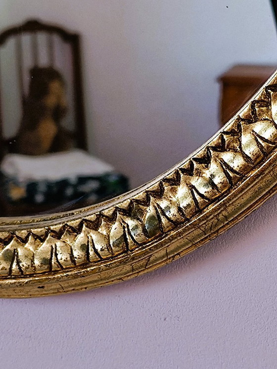 Image 1 of Specchio ovale antico dorato con frontone