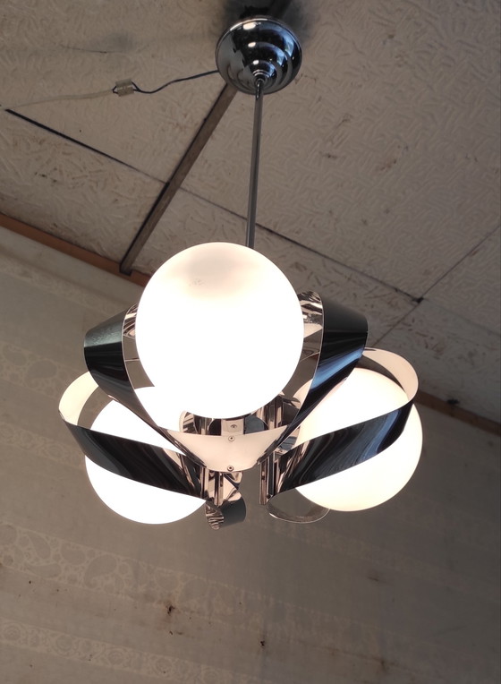 Image 1 of Lámpara de araña de estilo futurista en cromo y cristal opalino - década de 1970