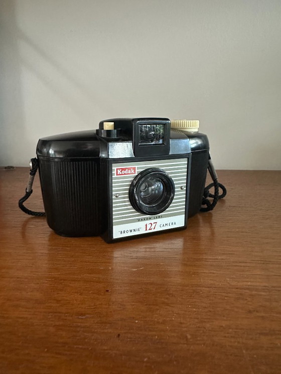 Image 1 of Dos Kodak Brownies originales: auténticos íconos del diseño de los años 50 en excelentes condiciones.