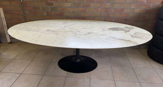 Image 1 of KNOLL Eero Saarinen Tavolo ovale 'TULIP' a Calacatta (2m44)