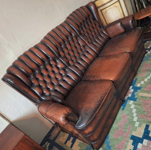 Divano Chesterfield a 3 posti in pelle color castagna