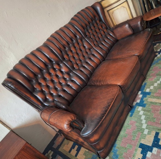Image 1 of Divano Chesterfield a 3 posti in pelle color castagna