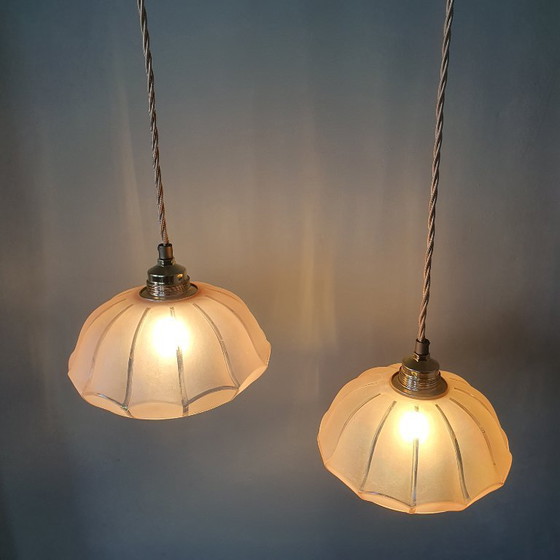 Image 1 of Ensemble de 2 suspensions vintage en verre opalin rose pastel, élégantes en forme de rosace.