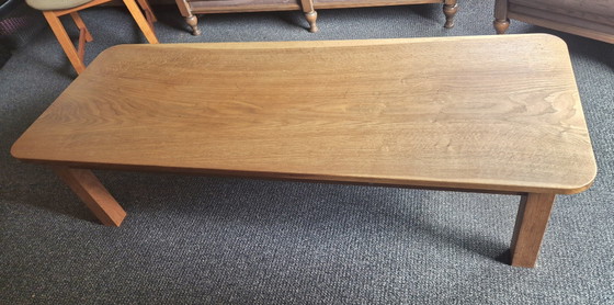 Image 1 of Longue table basse en chêne avec deux tiroirs