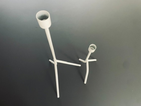 Image 1 of Set di 2 candelabri artigianali dal design storto in metallo bianco.