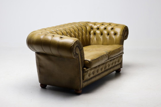 Image 1 of Vintage Chesterfield bank uit het midden van de 20e eeuw, gemaakt van zeegroen leer.