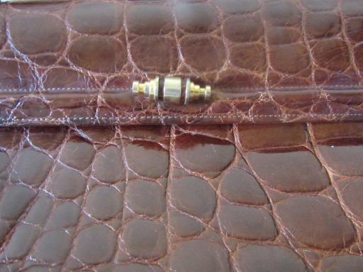 Bolso clásico retro de piel charol marrón oscuro con relieve de cocodrilo, forrado en ante.