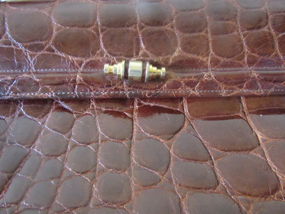 Image 1 of Bolso clásico retro de piel charol marrón oscuro con relieve de cocodrilo, forrado en ante.