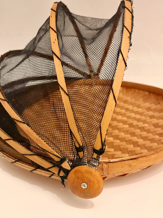 Image 1 of Copertura per alimenti in vimini con zanzariera – stile vintage