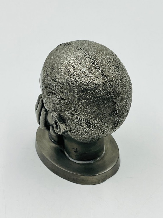 Image 1 of Escultura de peltre de una cabeza de mujer realizada por los trabajadores postales de Huy.