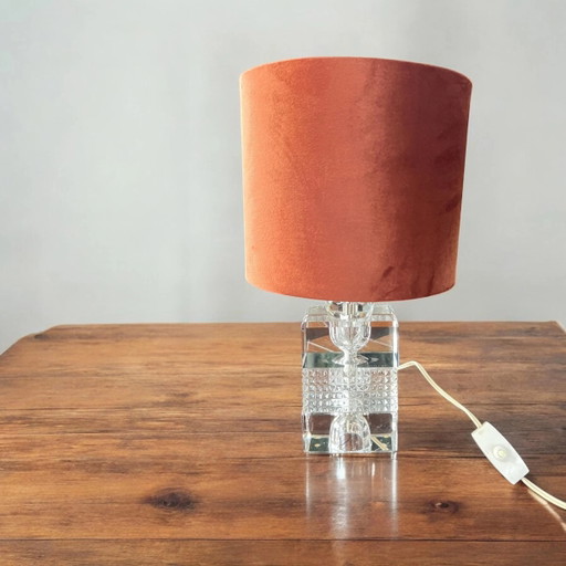 Richard Essig Mid Century Tafellamp met glazen voet en fluwelen kap, Pantone Kleur van het Jaar 2025 Mocha Mousse (Bron