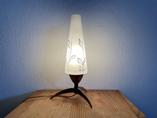 Space Age mid century modern messing driepoot tafellamp met opaline glazen kap, 1950