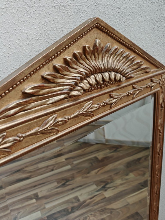 Image 1 of Miroir rectangulaire en haut avec triangle avec cadre en bois, doré de succession