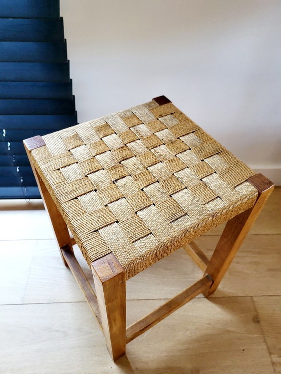 Image 1 of Vintage houten krukje met geweven zitting, landelijke stijl, jaren 1970
