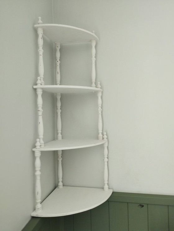 Image 1 of Mensola angolare realizzata in legno tornito e verniciato di bianco.