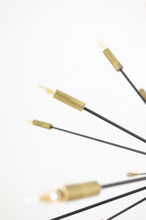 Image 1 of Lampadario a forma di Sputnik in ottone dorato patinato e lacca nera. Contemporaneo.