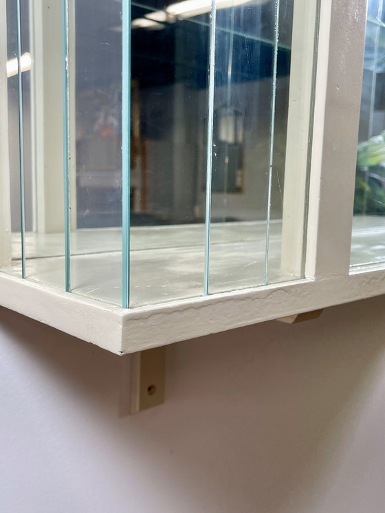 Image 1 of Witte Hangvitrine Met Glazen Latten