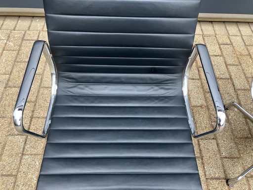 2x Zwart lederen alu Vitra Bureaustoelen EA108