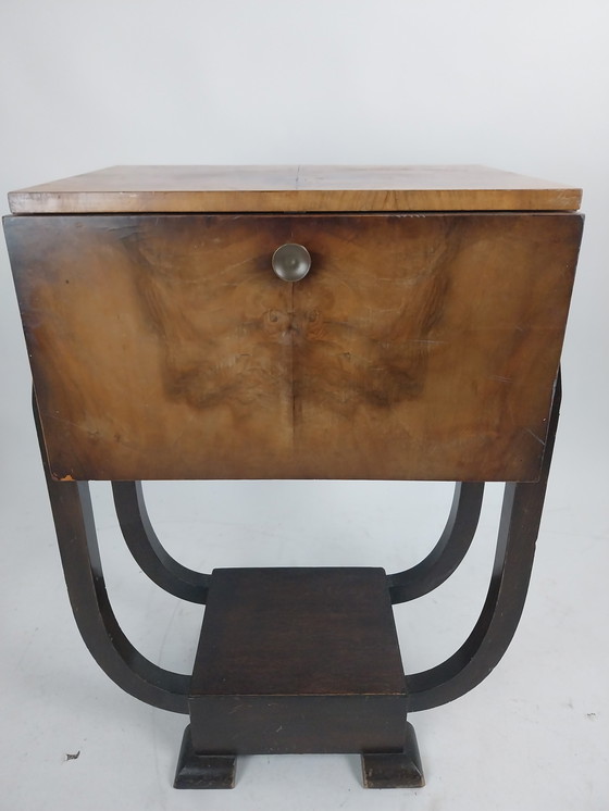 Image 1 of 1 mueble bar art déco de los años 30, chapa de nogal, 84 cm de alto.