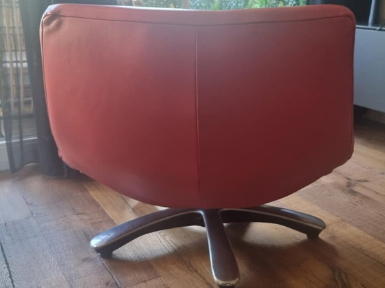 Poltrona girevole in pelle Dyyk Coco rossa – Poltrone (photo 3 of 3)