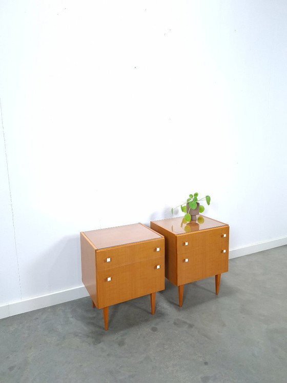 Image 1 of Set nachtkastjes met lades en witte grepen