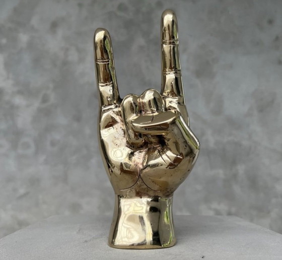 Image 1 of Sculpture en laiton poli faisant le signe de la main « Rock on ».