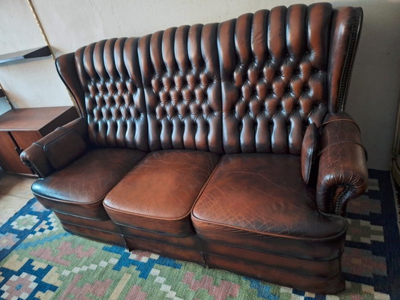 Image 1 of Divano Chesterfield a 3 posti in pelle color castagna