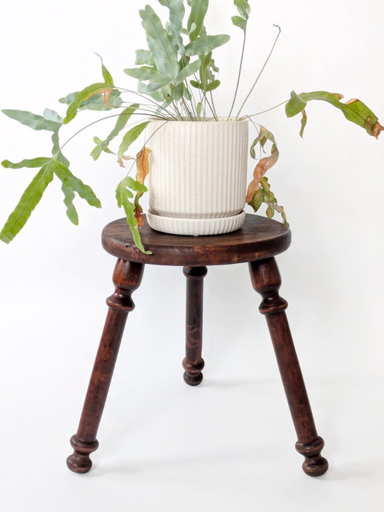 Image 1 of Sgabello in legno a tre gambe in stile fattoria francese d'epoca