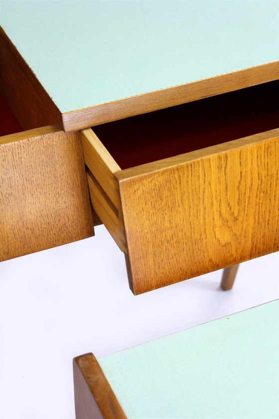 Image 1 of Tables de chevet restaurées de style Mid-Century avec coiffeuse, Tchécoslovaquie, années 1960, ensemble de 3