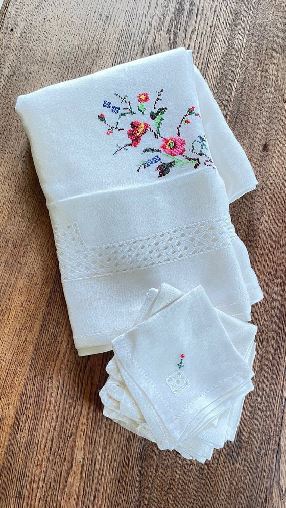 Image 1 of Rectangular embroidered tablecloth + 12 vintage napkins