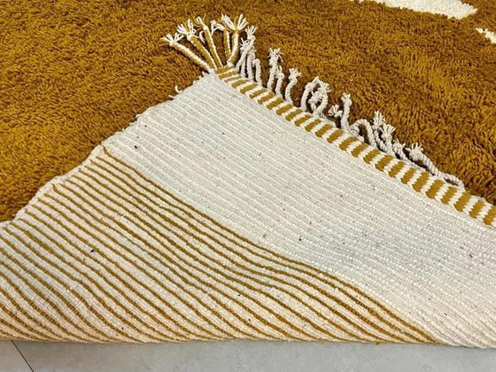 Image 1 of Dos alfombras marroquíes hechas a mano: una blanca y otra de cobre, además de una alfombra de pasillo.