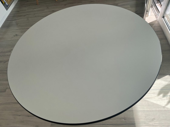 Vitra Eames Segmented Esstisch Rund – Esstische, Plastic (photo 3 of 5)