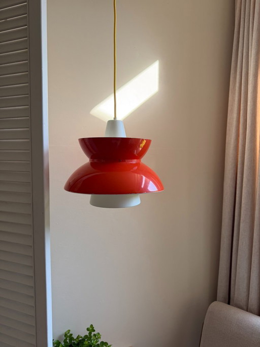 Vintage Louis Poulsen Doo-Wop Pendelleuchte in Rot: Dänische, skandinavische Beleuchtung im Mid-Century-Modern-Stil
