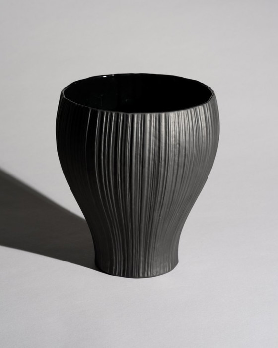 Image 1 of Zeldzame plissé porseleinen noire porseleinen vaas Martin Freyer voor Rosenthal H27cm