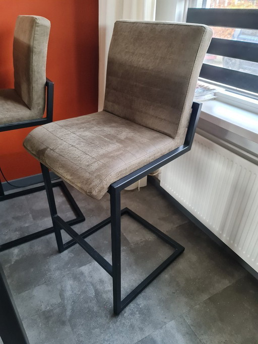 Robusto tavolo da bar con 4 sgabelli.