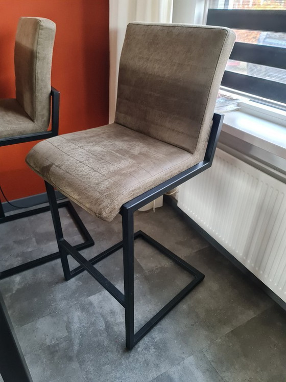 Image 1 of Robusto tavolo da bar con 4 sgabelli.