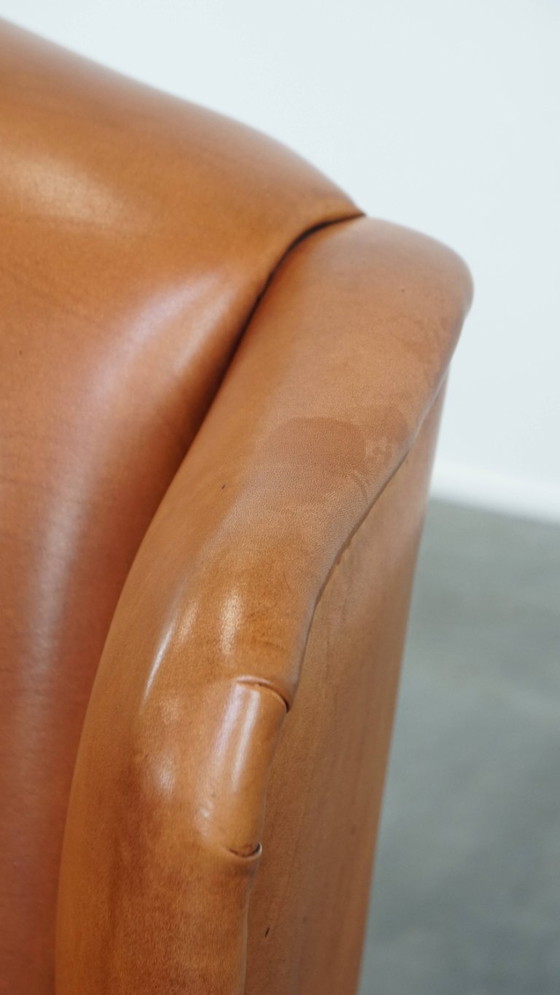 Image 1 of Poltrona a orecchie in pelle di manzo rifinita con rivetti decorativi