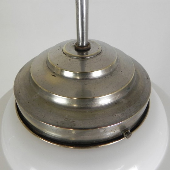 Image 1 of Lámpara colgante Art Déco con pantalla opalina escalonada, década de 1930.