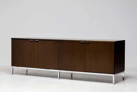 Image 1 of Florence Knoll Sideboard aus Walnussholz, Mid-Century Modern, Aufbewahrungsmöbel für Vorstandssitzungsräume