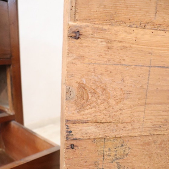 Image 1 of Commode ancienne en noyer massif, Italie, XIXe siècle