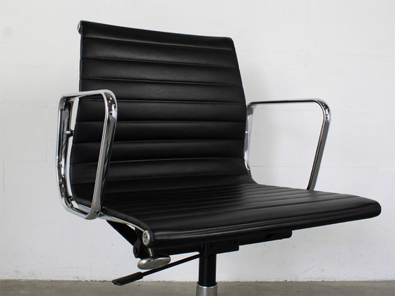 Chaise de bureau Vitra EA 117, Charles & Ray Eames – Chaises pivotantes, Aluminium (photo 6 of 8)