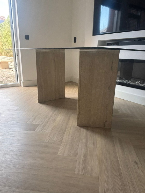 Image 1 of Magnifique table vintage en travertin avec plateau en verre – élégante et intemporelle